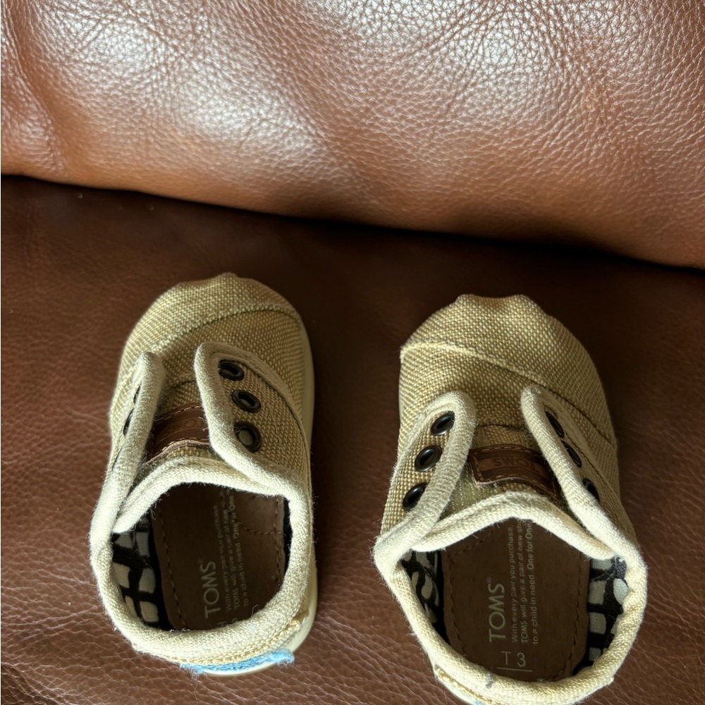 Toms Baby Shoes Size 3 in cream Tan Color Easy On boy girl unisex - Picture 5 of 9